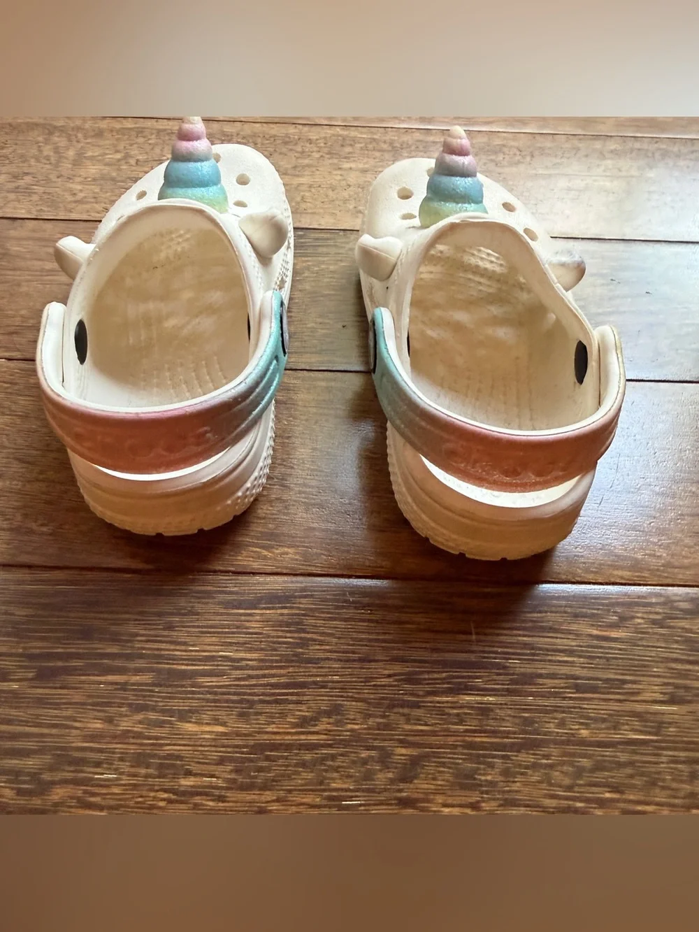 CROCS Kids Unicorn Clog Sandals in White with Rainbow Horns Size 6